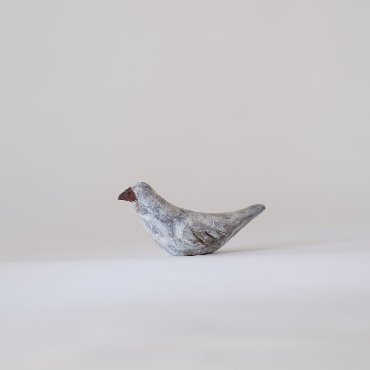 どうぶつのオブジェ くわえる小鳥