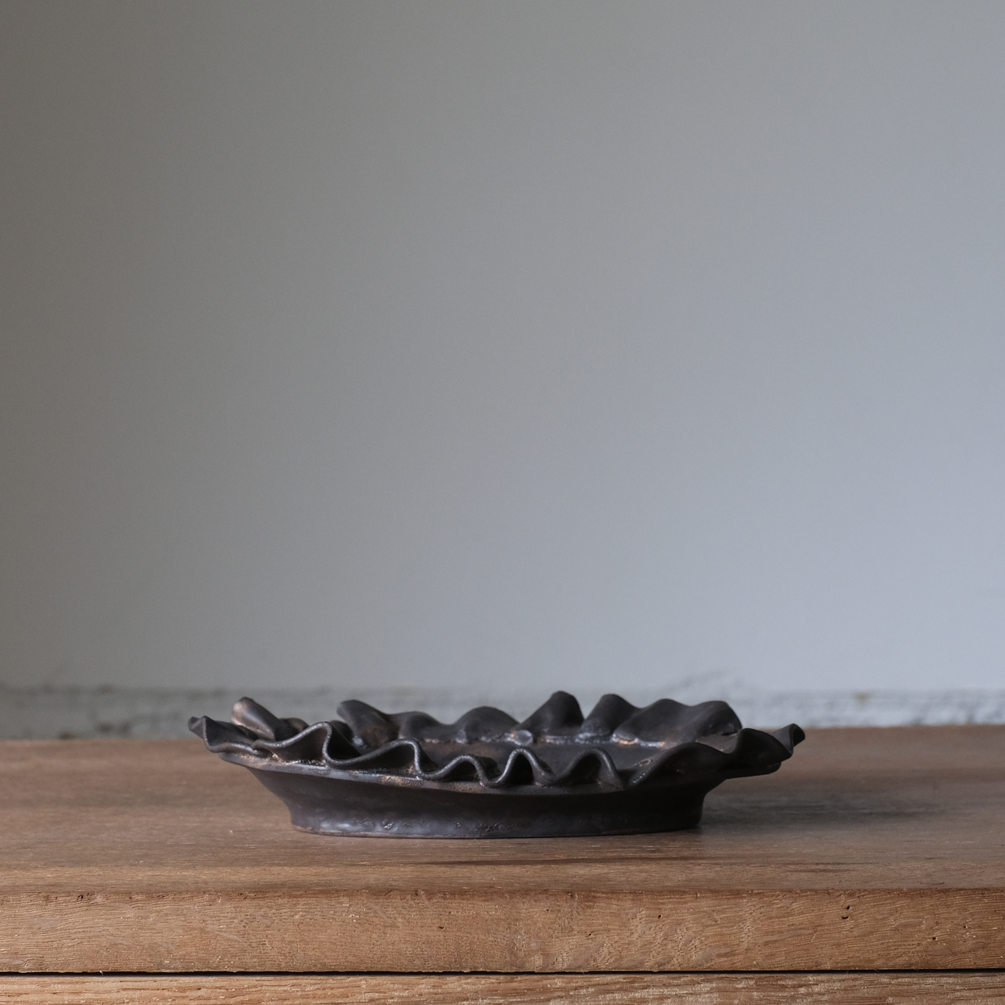 【石渡磨美 × ACOPOTTERY ふたり展】フリルプレートM-1 黒唐金