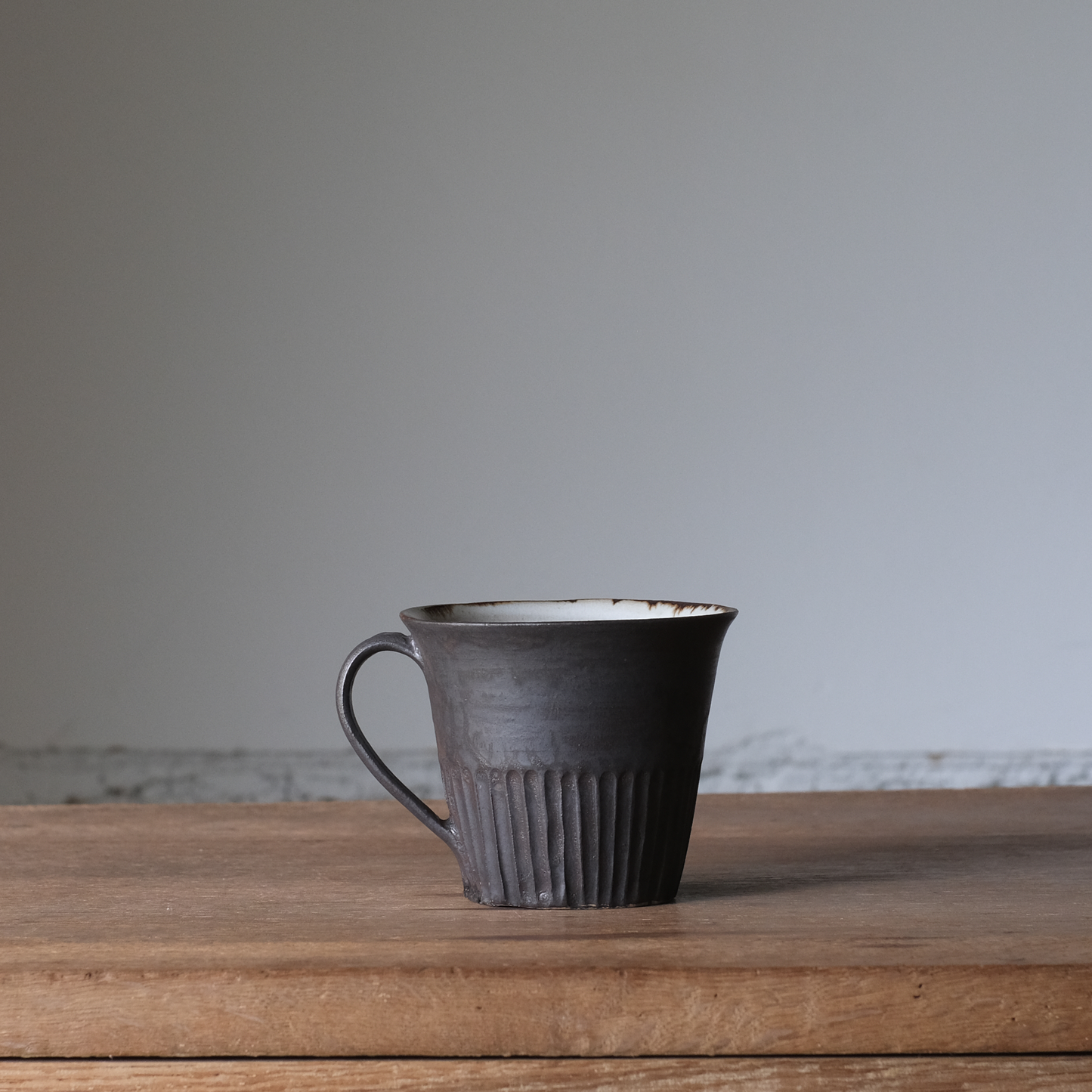 【石渡磨美 × ACOPOTTERY ふたり展】把手付カップ 黒唐金