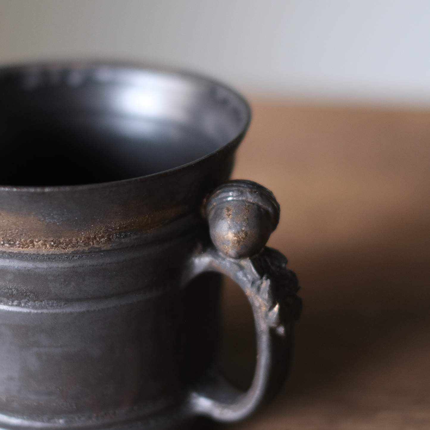 【石渡磨美 × ACOPOTTERY ふたり展】どんぐりマグ 黒唐金
