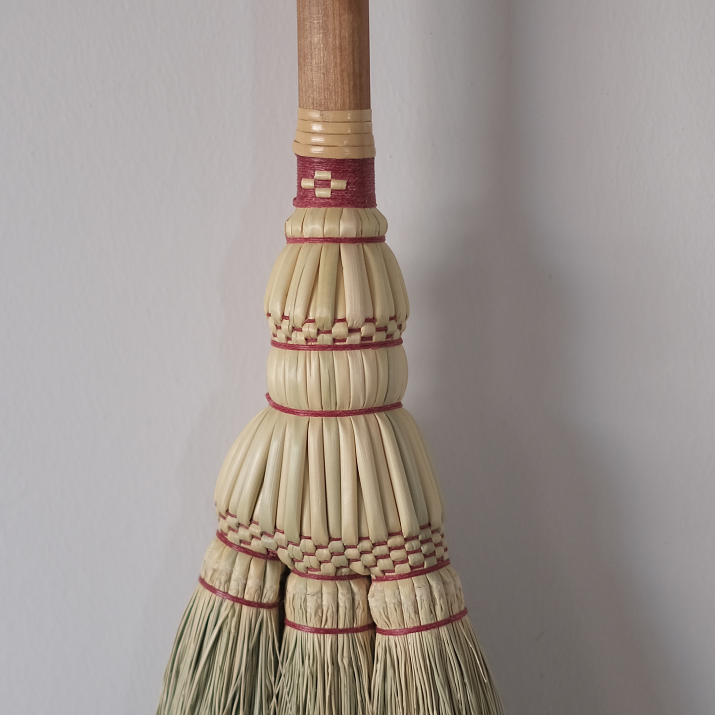 米澤ほうき工房：手箒　糸：赤