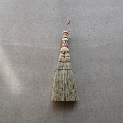 米澤ほうき工房：荒神箒　糸：赤