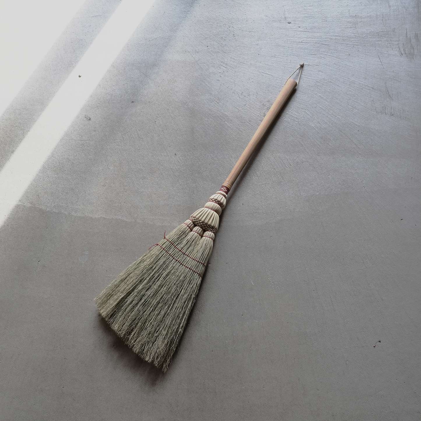 米澤ほうき工房：手箒　糸：赤