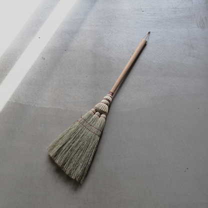 米澤ほうき工房：手箒　糸：赤