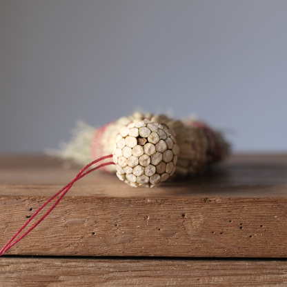 米澤ほうき工房：荒神箒　糸：赤