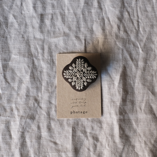 刺繍ブローチ　ひとつ星