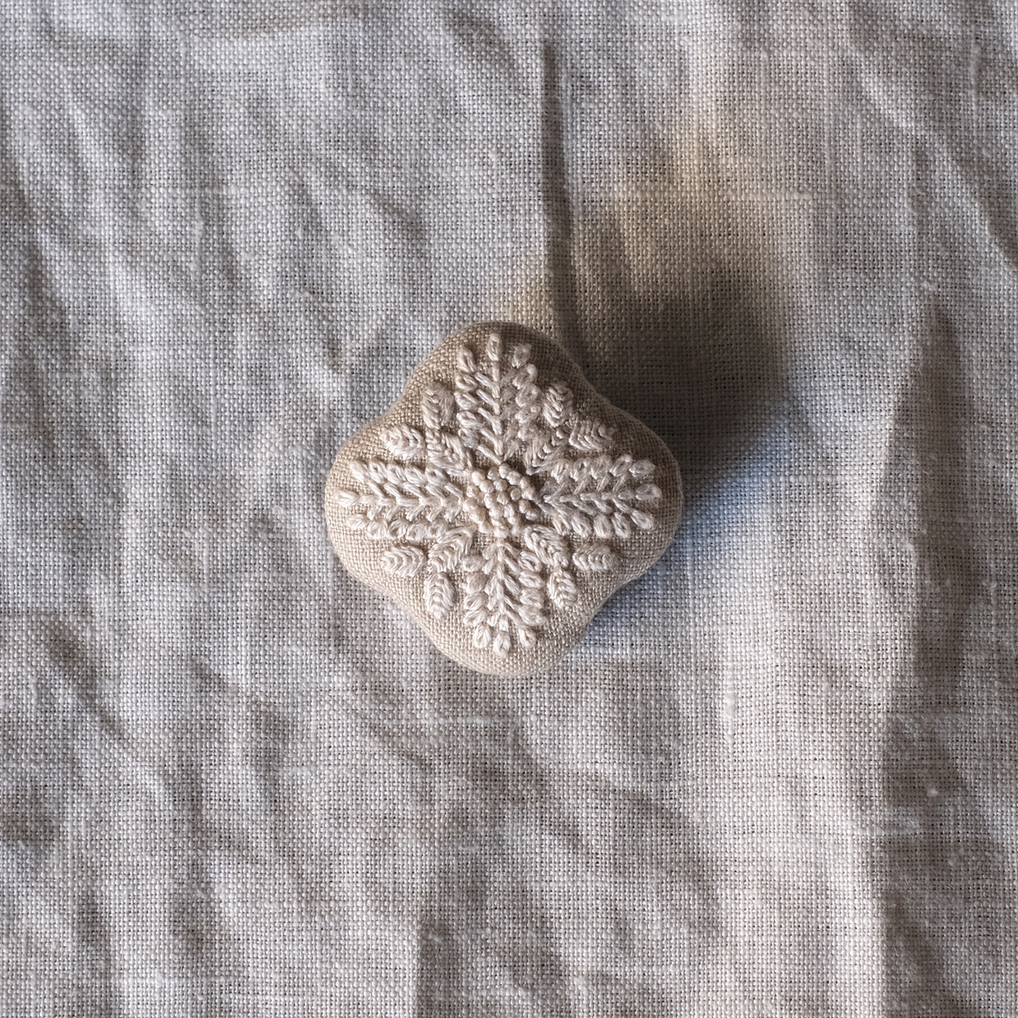 刺繍ブローチ　ひとつ星