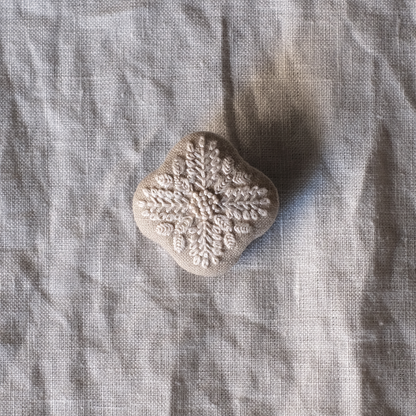 刺繍ブローチ　ひとつ星