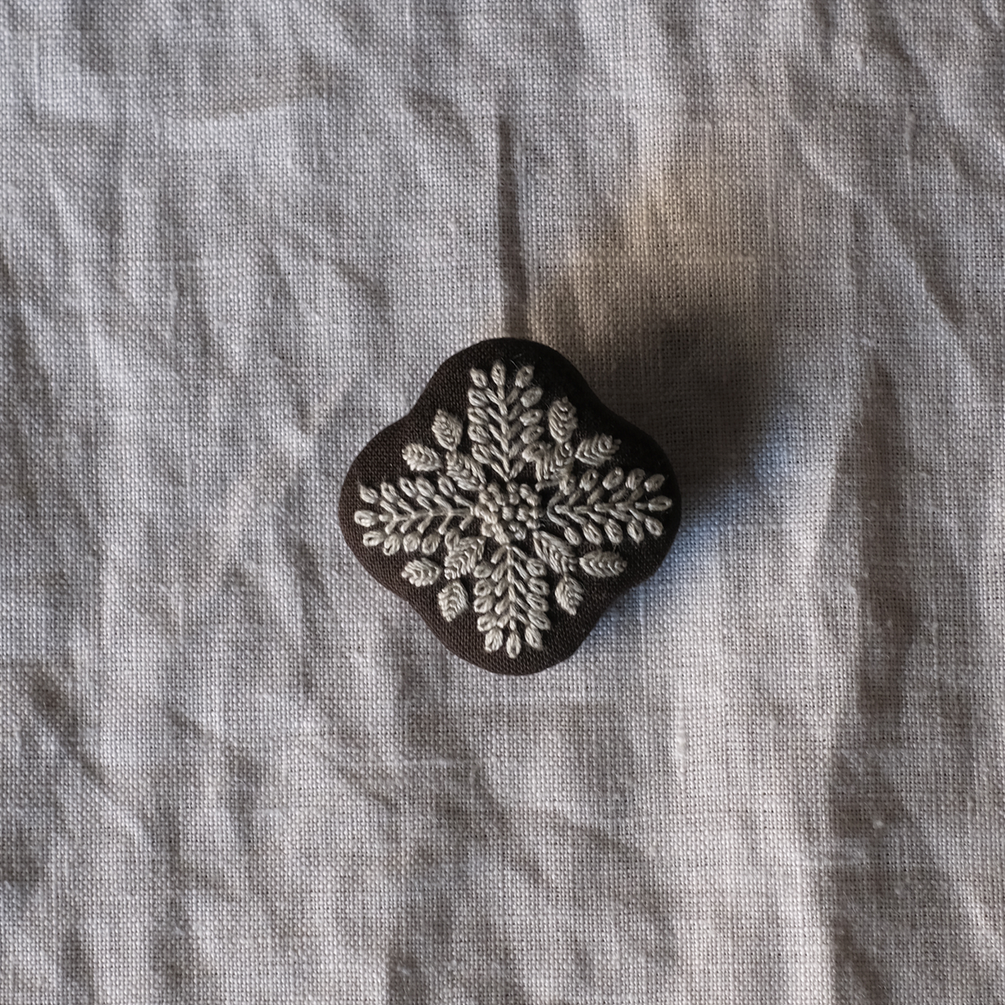 刺繍ブローチ　ひとつ星