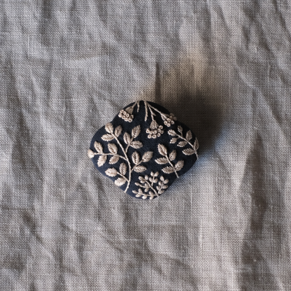 刺繍ブローチ　瑞々