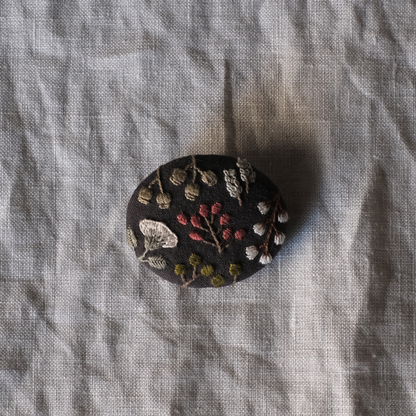 刺繍ブローチ　ドライフラワー