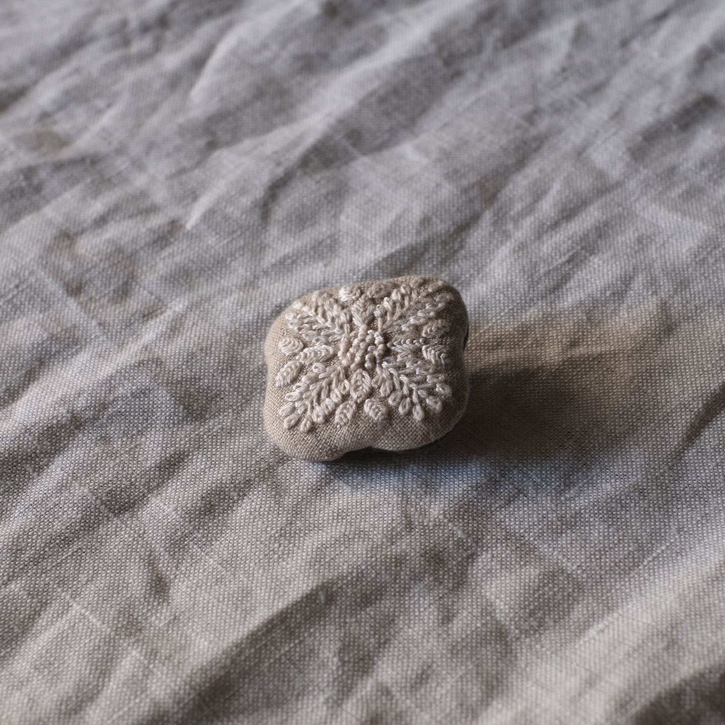 刺繍ブローチ　ひとつ星