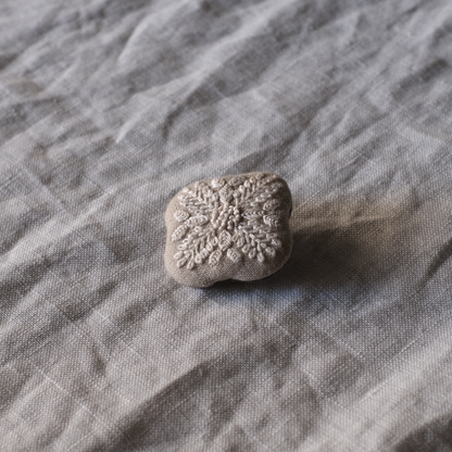 刺繍ブローチ　ひとつ星