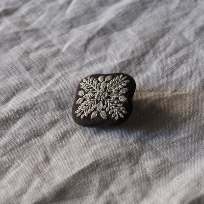 刺繍ブローチ　ひとつ星