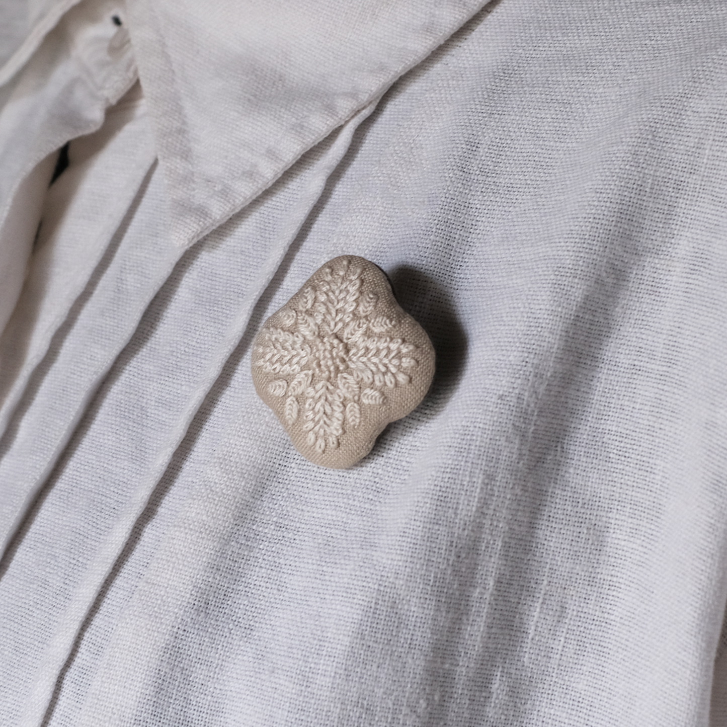 刺繍ブローチ　ひとつ星