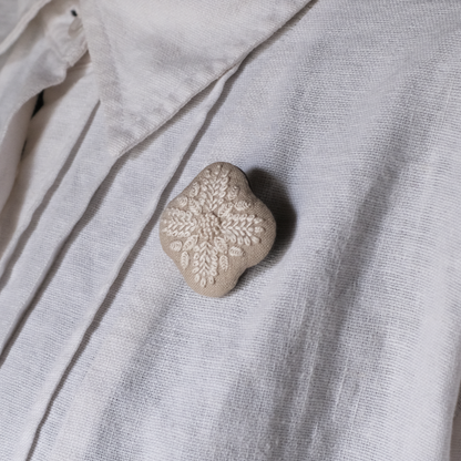 刺繍ブローチ　ひとつ星