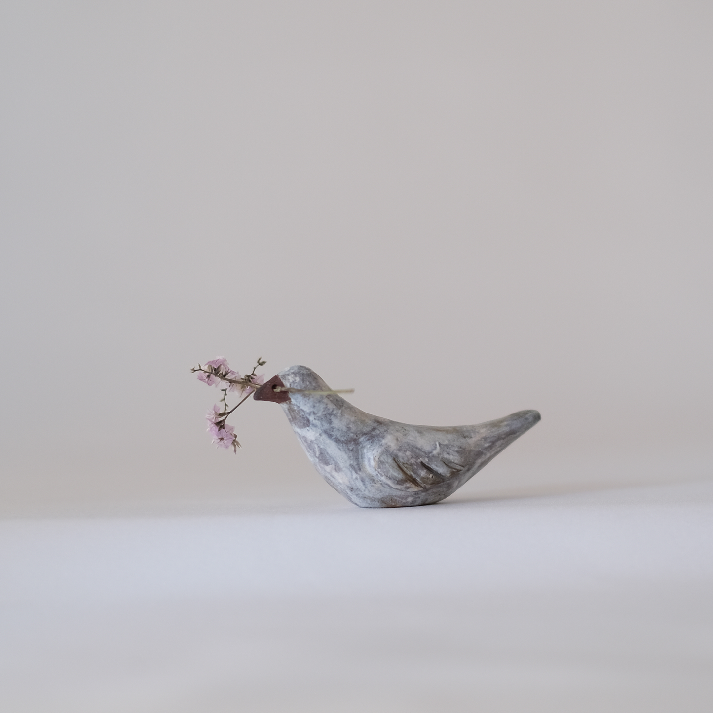 どうぶつのオブジェ　くわえる小鳥
