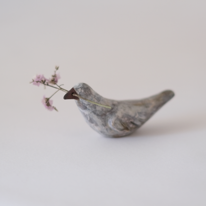 どうぶつのオブジェ　くわえる小鳥