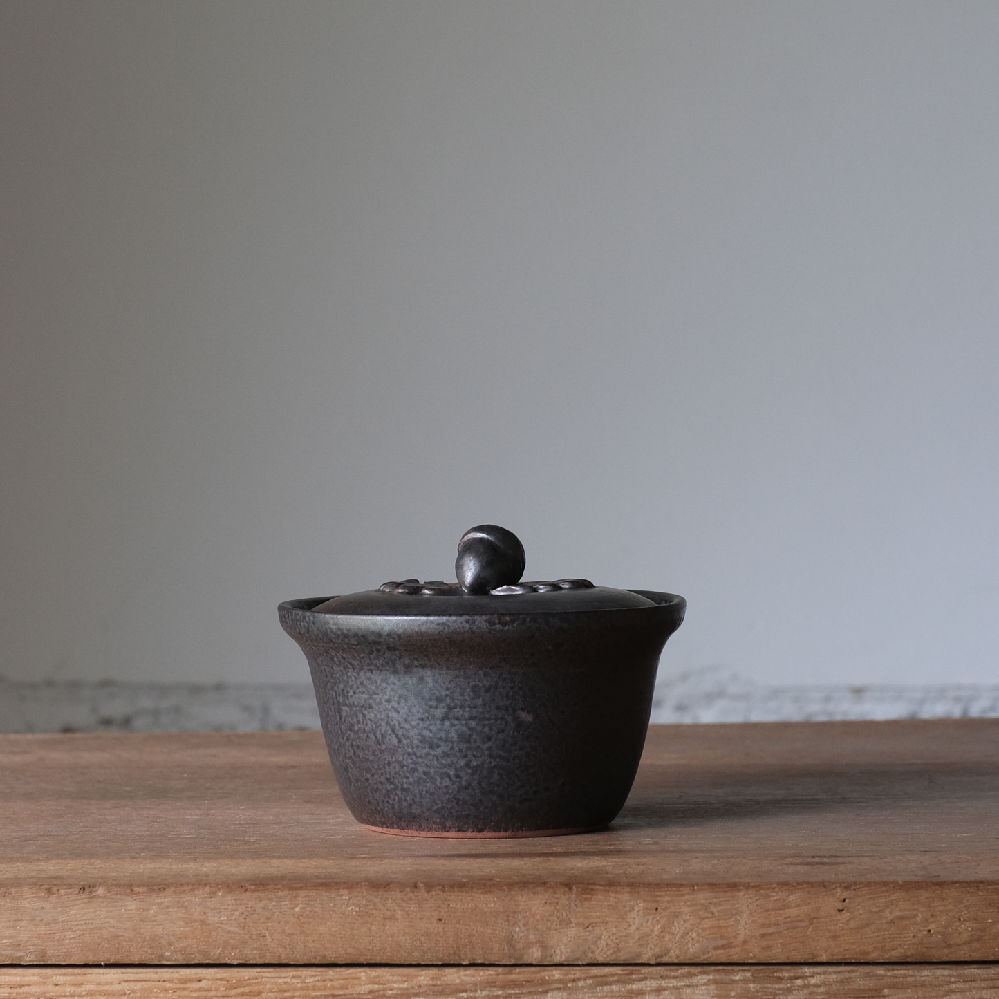 【石渡磨美 × ACOPOTTERY ふたり展】どんぐり耐火ココット小鍋　黒錆