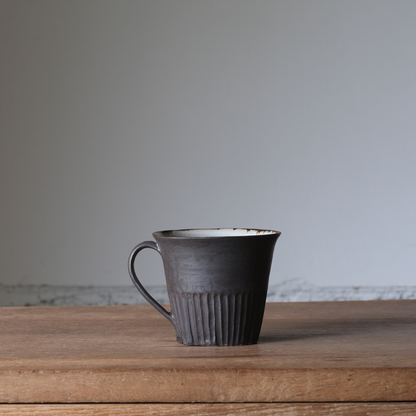 【石渡磨美 × ACOPOTTERY ふたり展】把手付カップ 黒唐金