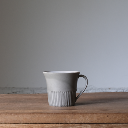 【石渡磨美 × ACOPOTTERY ふたり展】把手付カップ 薄鼠マット