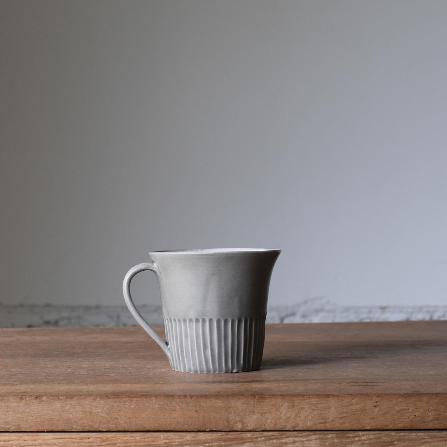 【石渡磨美 × ACOPOTTERY ふたり展】把手付カップ 薄鼠マット