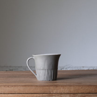 【石渡磨美 × ACOPOTTERY ふたり展】把手付カップ 薄鼠マット