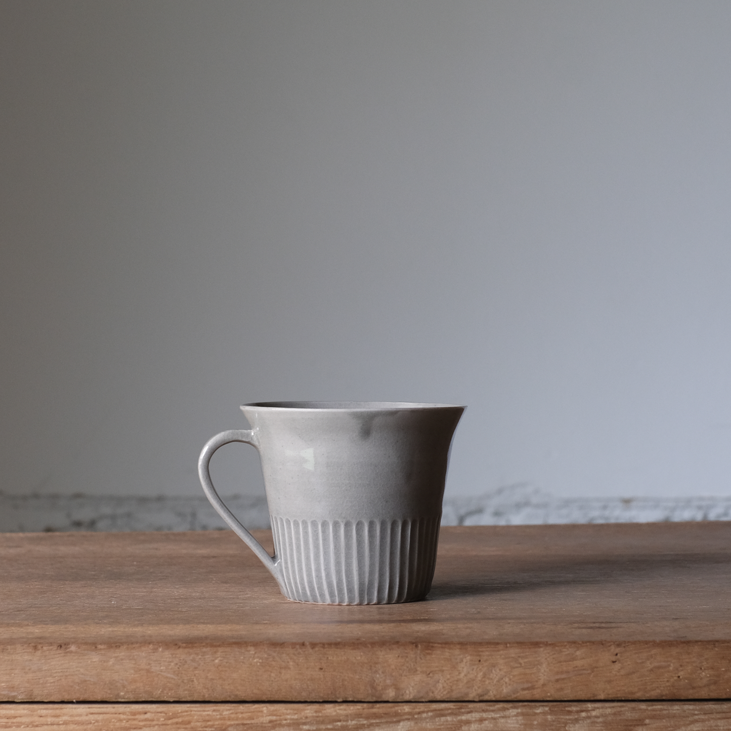 【石渡磨美 × ACOPOTTERY ふたり展】把手付カップ 薄鼠つや