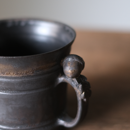 【石渡磨美 × ACOPOTTERY ふたり展】どんぐりマグ 黒唐金