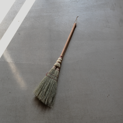 米澤ほうき工房：はたき箒　糸：赤